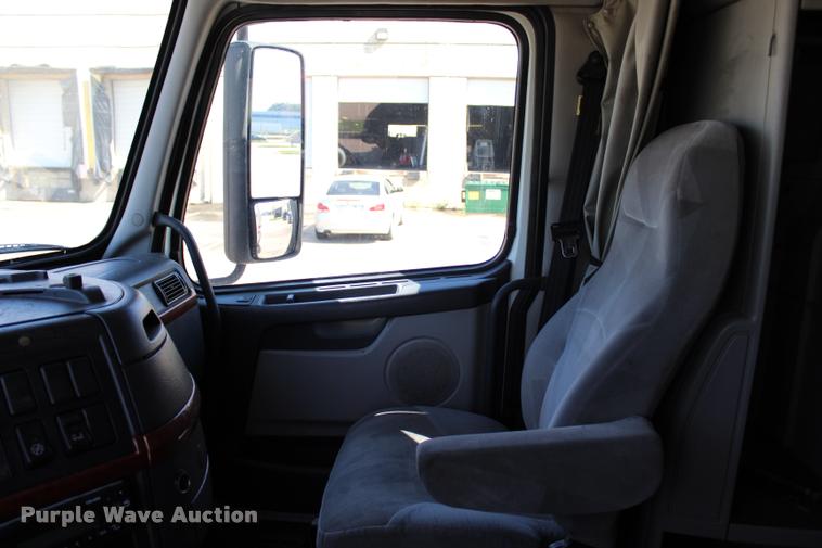 image for item L4450 2006 Volvo VNL semi truck