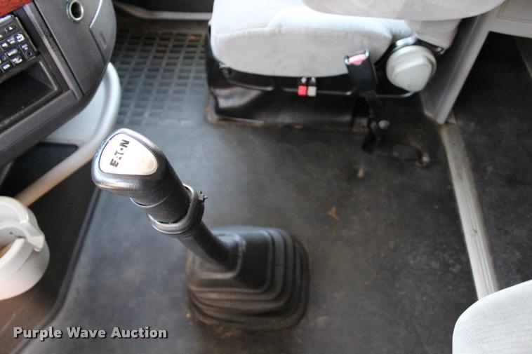 image for item L4450 2006 Volvo VNL semi truck