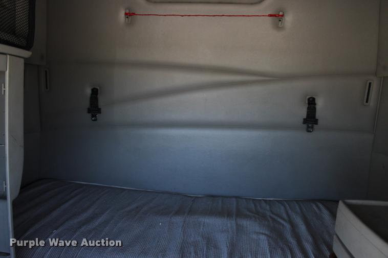 image for item L4450 2006 Volvo VNL semi truck