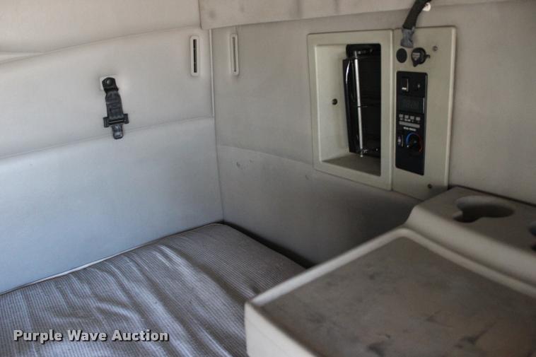 image for item L4450 2006 Volvo VNL semi truck