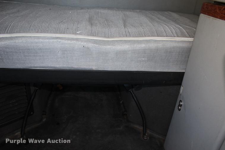 image for item L4450 2006 Volvo VNL semi truck