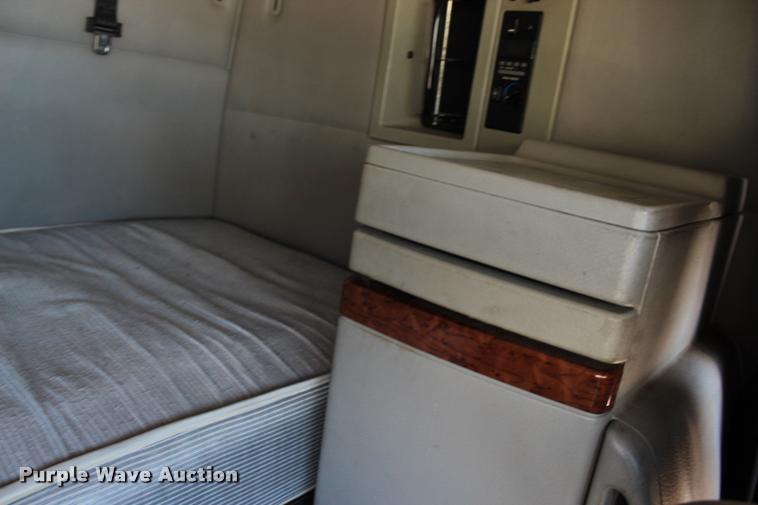 image for item L4450 2006 Volvo VNL semi truck