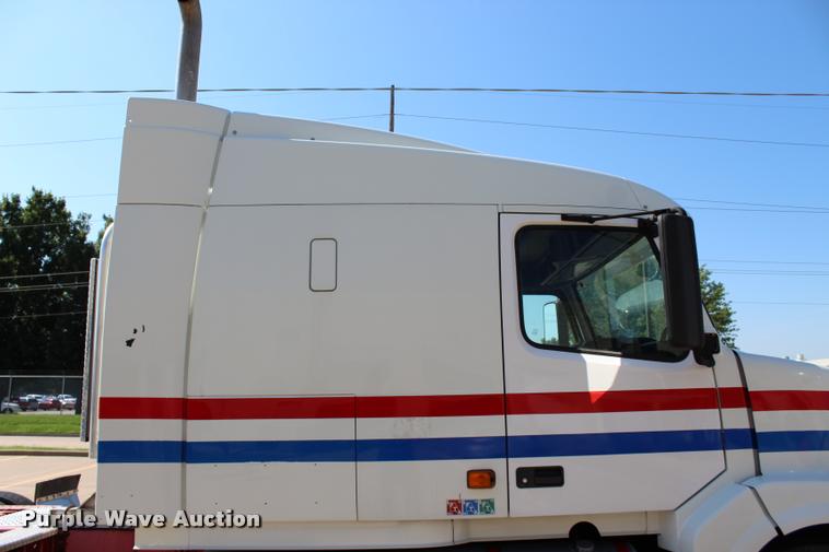 image for item L4450 2006 Volvo VNL semi truck