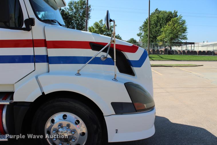 image for item L4450 2006 Volvo VNL semi truck