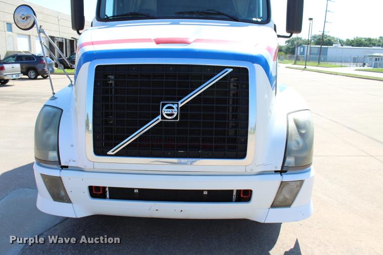 image for item L4450 2006 Volvo VNL semi truck