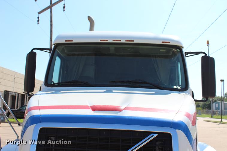 image for item L4450 2006 Volvo VNL semi truck