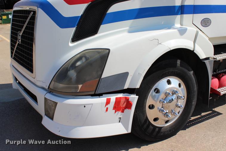 image for item L4450 2006 Volvo VNL semi truck