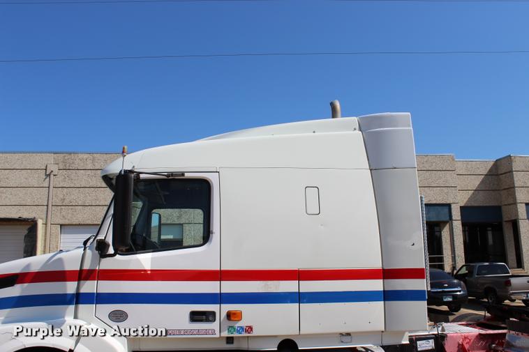 image for item L4450 2006 Volvo VNL semi truck