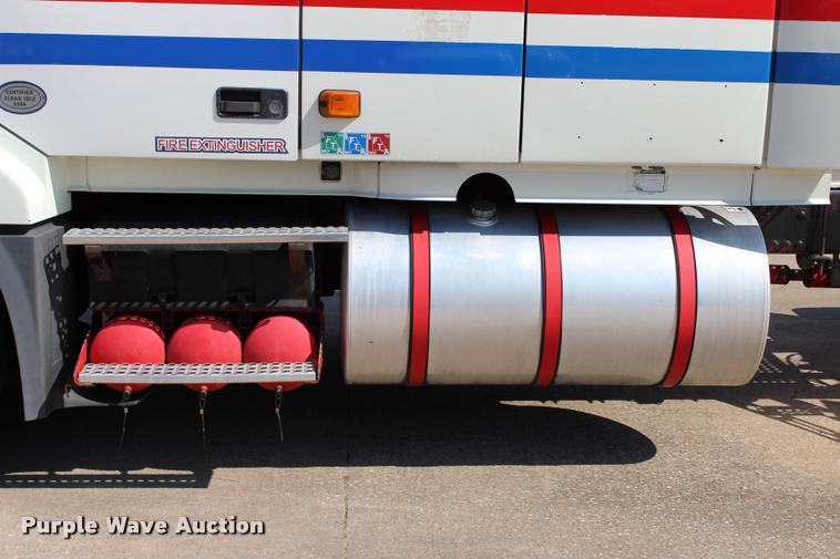 image for item L4450 2006 Volvo VNL semi truck