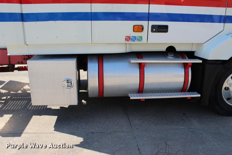 image for item L4450 2006 Volvo VNL semi truck