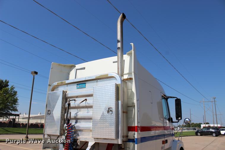 image for item L4450 2006 Volvo VNL semi truck