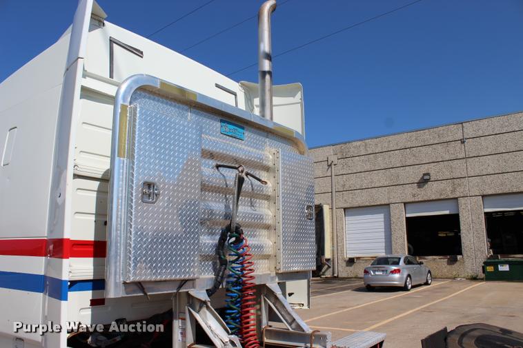 image for item L4450 2006 Volvo VNL semi truck