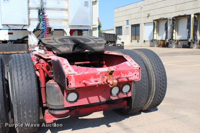 image for item L4450 2006 Volvo VNL semi truck