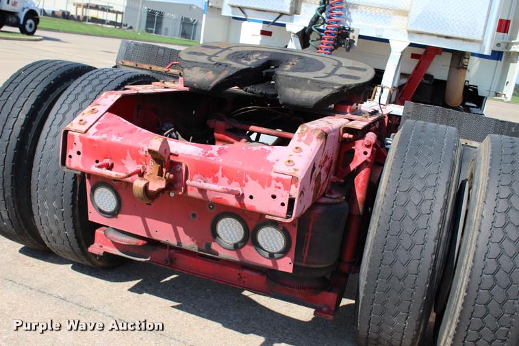 image for item L4450 2006 Volvo VNL semi truck