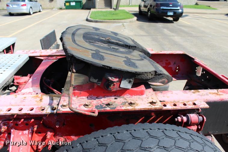 image for item L4450 2006 Volvo VNL semi truck