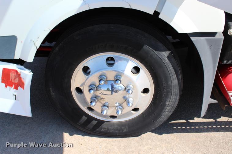 image for item L4450 2006 Volvo VNL semi truck