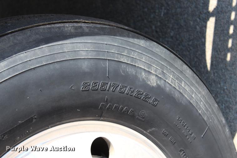 image for item L4450 2006 Volvo VNL semi truck