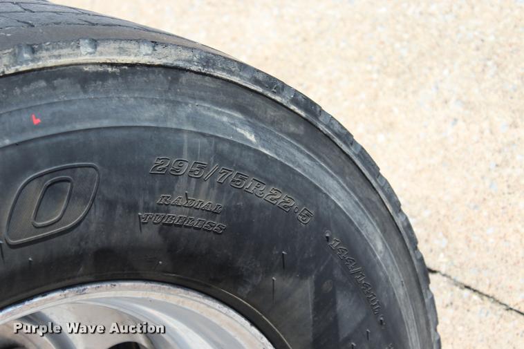 image for item L4450 2006 Volvo VNL semi truck