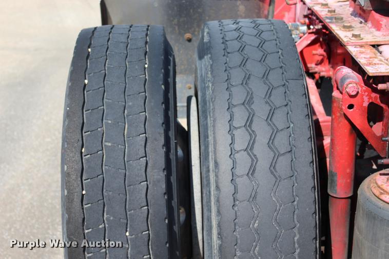 image for item L4450 2006 Volvo VNL semi truck