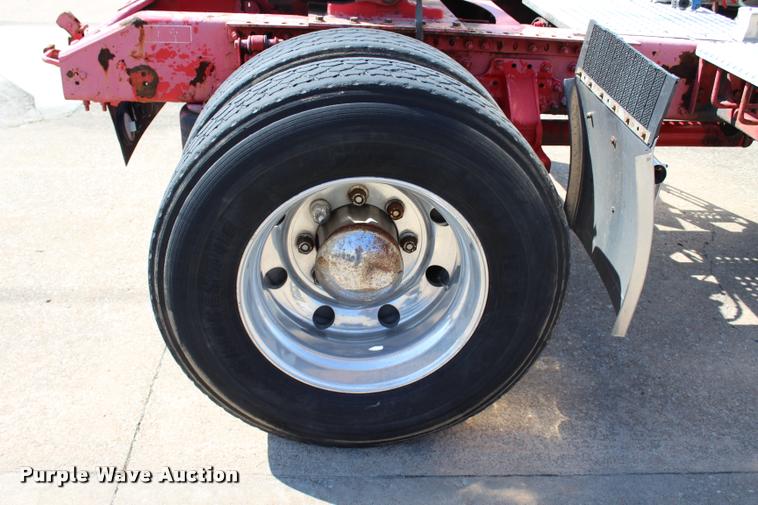 image for item L4450 2006 Volvo VNL semi truck