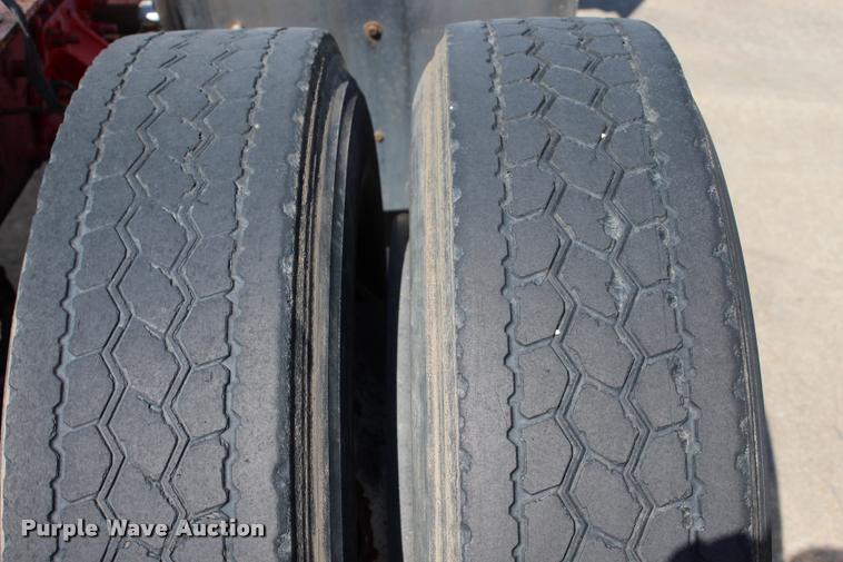 image for item L4450 2006 Volvo VNL semi truck