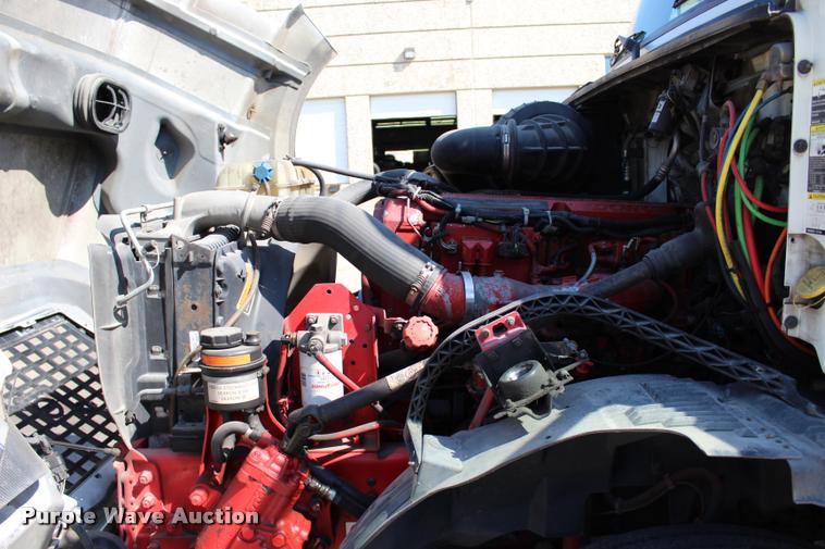 image for item L4450 2006 Volvo VNL semi truck