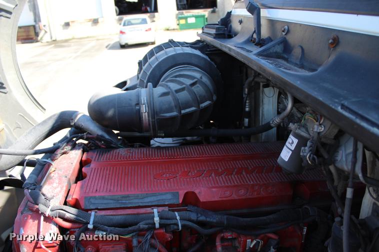 image for item L4450 2006 Volvo VNL semi truck