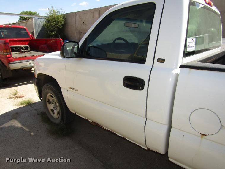 image for item DA3129 2002 Chevrolet Silverado 1500 pickup truck