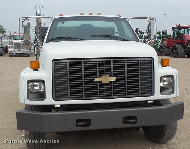 image for item DB8174 2001 Chevrolet C6500 service truck