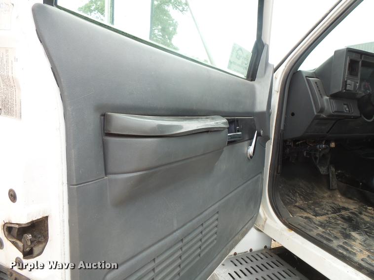 image for item DB8174 2001 Chevrolet C6500 service truck