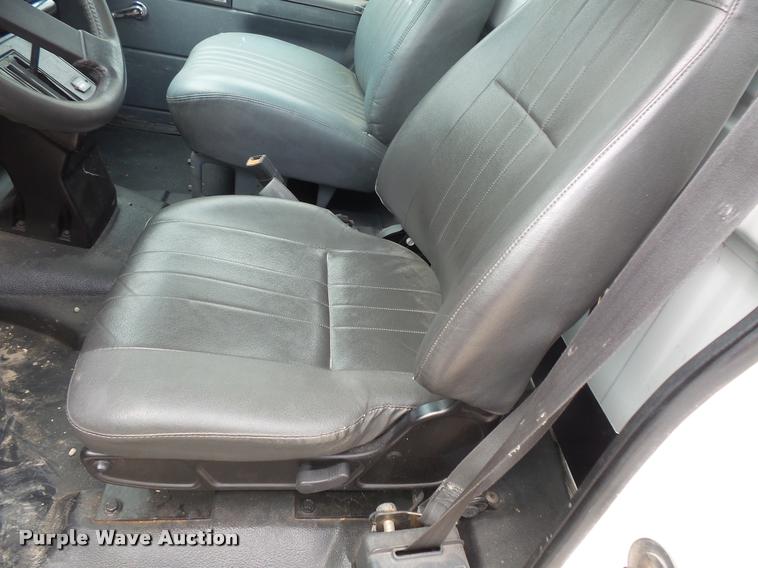 image for item DB8174 2001 Chevrolet C6500 service truck