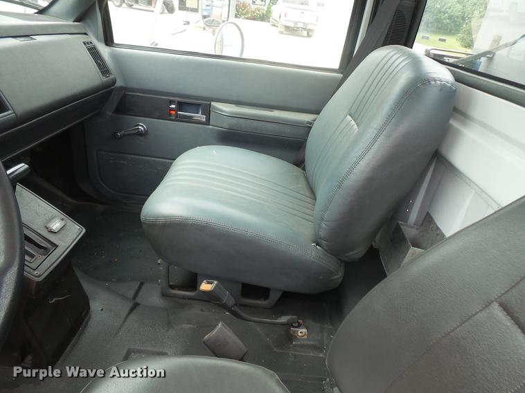 image for item DB8174 2001 Chevrolet C6500 service truck