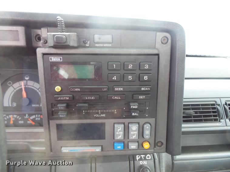 image for item DB8174 2001 Chevrolet C6500 service truck