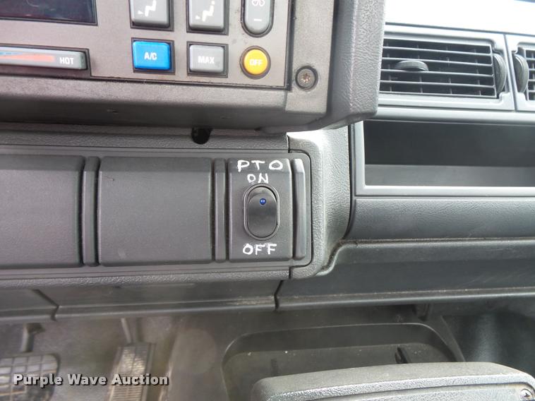 image for item DB8174 2001 Chevrolet C6500 service truck