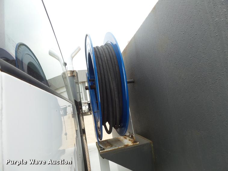 image for item DB8174 2001 Chevrolet C6500 service truck