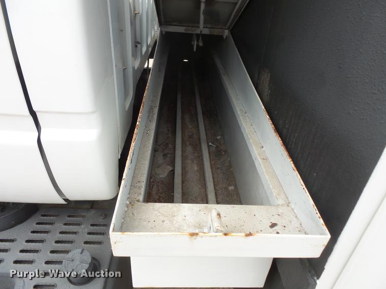 image for item DB8174 2001 Chevrolet C6500 service truck