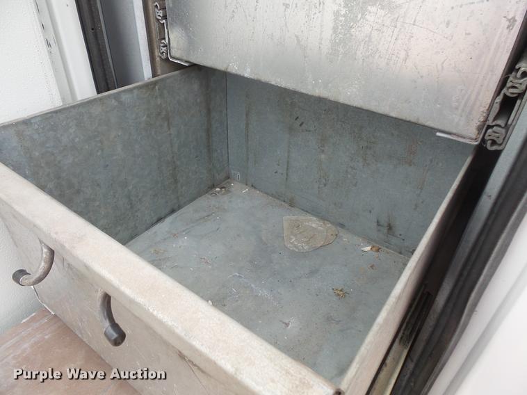 image for item DB8174 2001 Chevrolet C6500 service truck