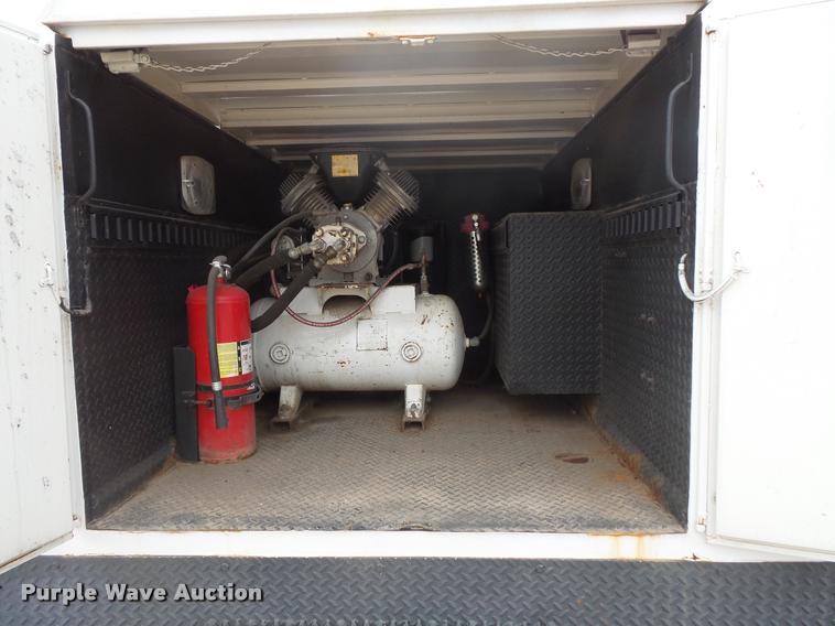 image for item DB8174 2001 Chevrolet C6500 service truck