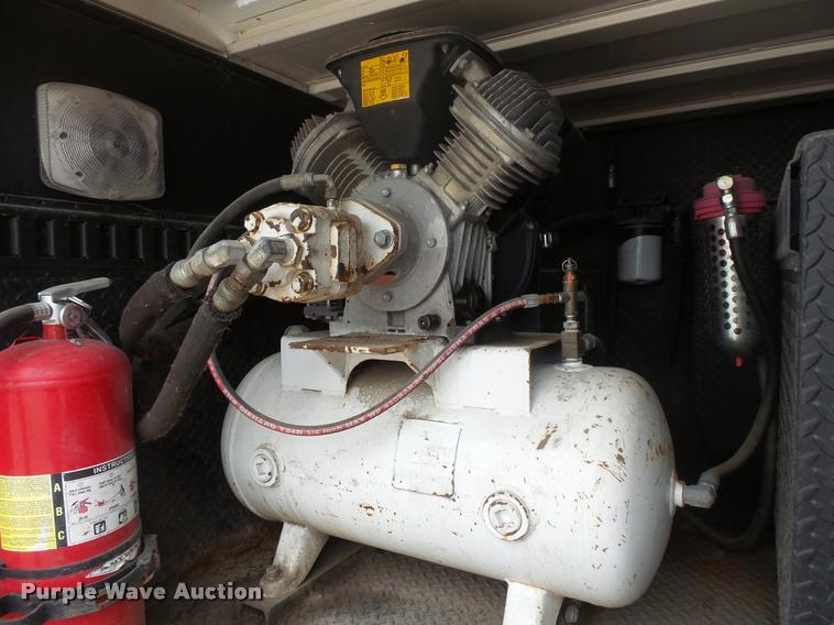 image for item DB8174 2001 Chevrolet C6500 service truck