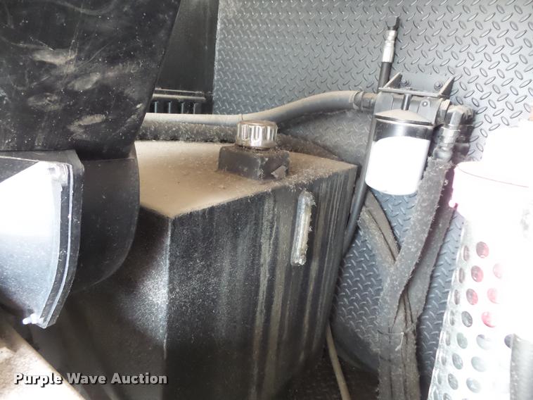 image for item DB8174 2001 Chevrolet C6500 service truck