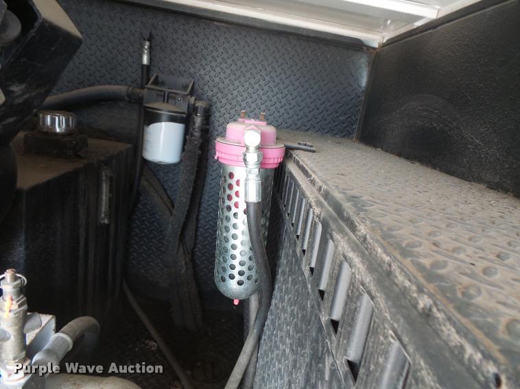 image for item DB8174 2001 Chevrolet C6500 service truck