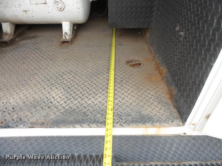 image for item DB8174 2001 Chevrolet C6500 service truck