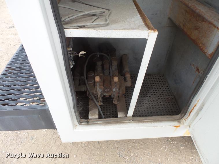 image for item DB8174 2001 Chevrolet C6500 service truck