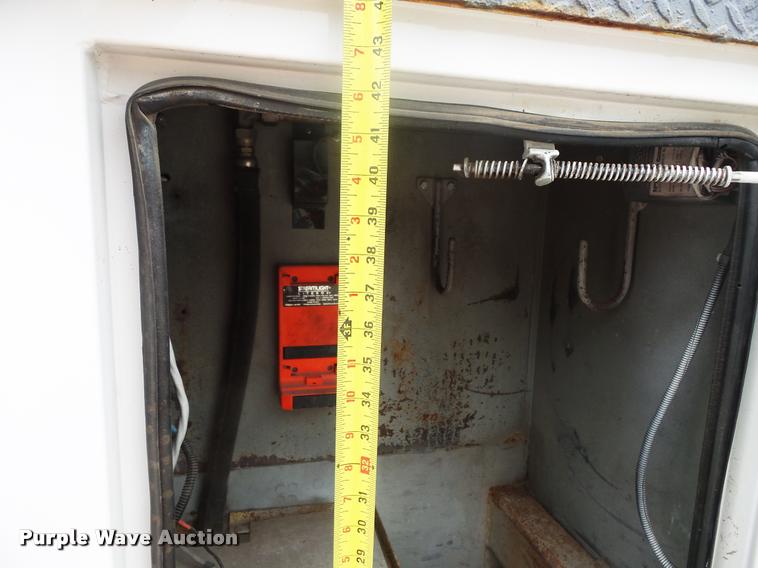 image for item DB8174 2001 Chevrolet C6500 service truck