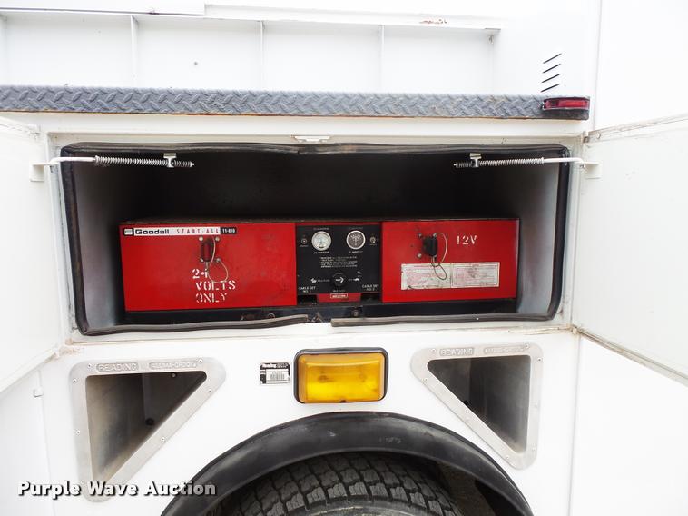 image for item DB8174 2001 Chevrolet C6500 service truck