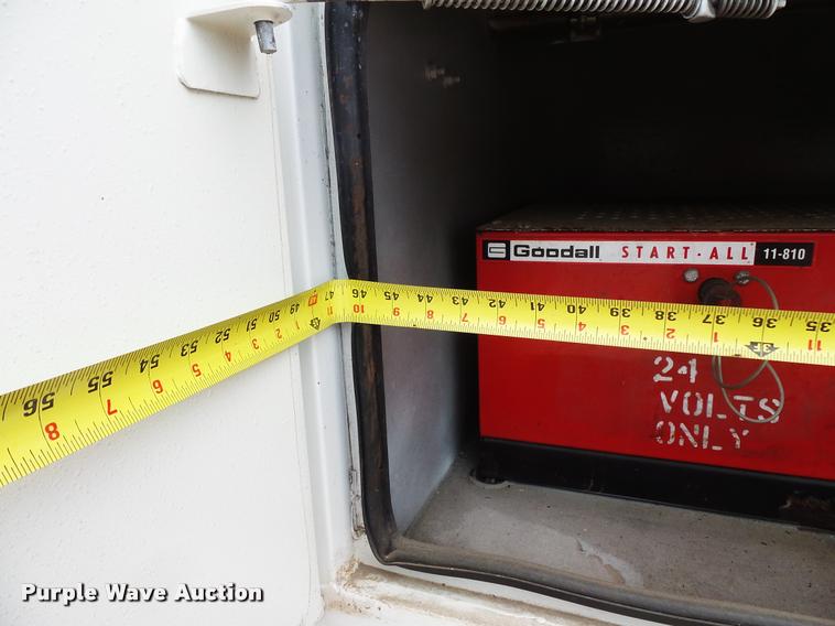 image for item DB8174 2001 Chevrolet C6500 service truck