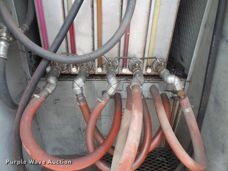 image for item DB8174 2001 Chevrolet C6500 service truck