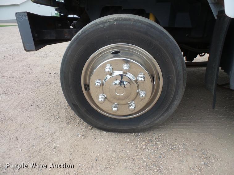 image for item DB8174 2001 Chevrolet C6500 service truck