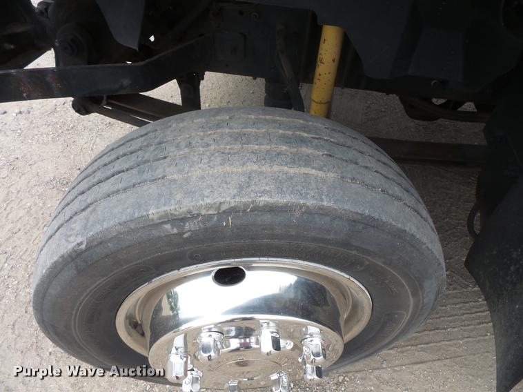 image for item DB8174 2001 Chevrolet C6500 service truck