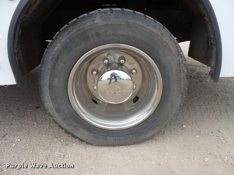 image for item DB8174 2001 Chevrolet C6500 service truck